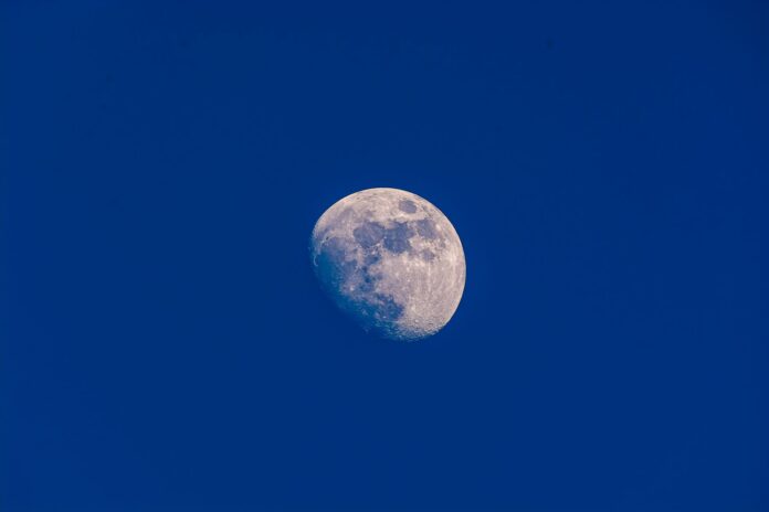 Satelita schowa się za Księżycem, żeby usłyszeć Wszechświat sprzed narodzin pierwszych gwiazd