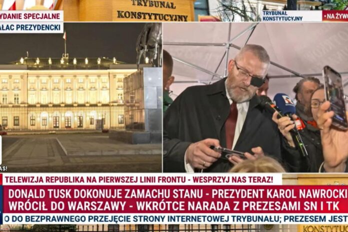 BRAUN-TK-OK ELIGERE.PL | Grzegorz Braun ujawnił pod siedzibą Trybunału Konstytucyjnego szokujący dokument. Foto: TV Republika