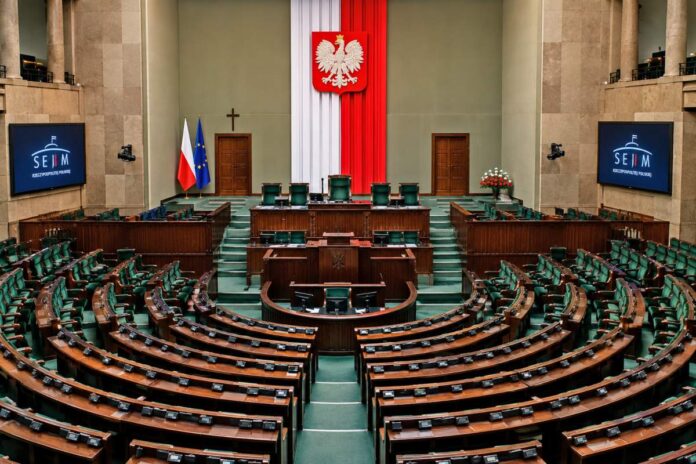 ELIGERE.PL | Pusta sala obrad Sejmu RP. Foto: AI