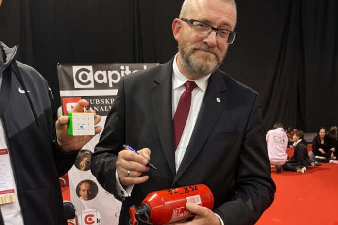 grzegorz-braun-gaśnica-ok ELIGERE.PL | „po Braunowym wyczynie do Warszawy zjechali samiuteńcy szefowie CIA i Mossadu, i wszystko wskazuje na to, że spotkali się z paroma ważnymi tubylcami i wydali im jakieś dyspozycje”. Foto: Eligere.pl