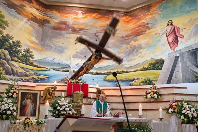 ELIGERE.PL. Podczas odprawiania Mszy Św. w jednym z ekwadorskich miast na księdza spadł ogromny krzyż, który stał za jego plecami. Foto: facebook (screen)