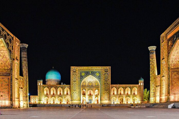 plac-registan-ok ELIGERE.PL | Oświetlony plac Registan w Samarkandzie. Foto: Pexels