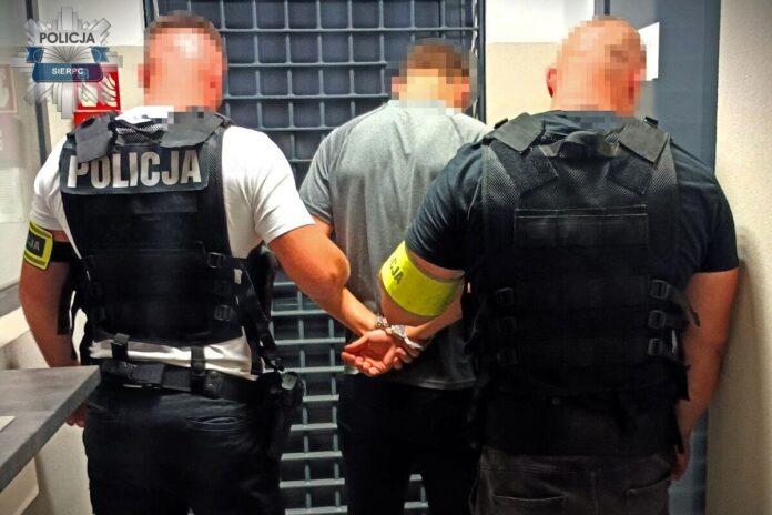 policja_sierpc_zatrzymanie_ok ELIGERE.PL | Dzięki przytomnej reakcji uczniów, nauczyciela oraz błyskawicznej akcji policjantów z Sierpca powstrzymano 17-latka, który zapowiadał, że „zrobi coś złego w szkole”. Policja Mazowiecka