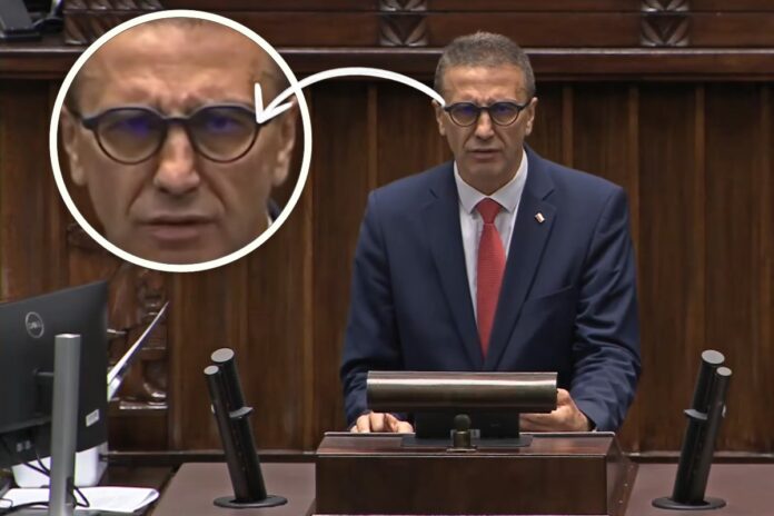 ELIGERE.PL | Poseł Jarosław Sachajko w swoich inteligentnych okularach na sejmowej mównicy. Foto: YT (screen)