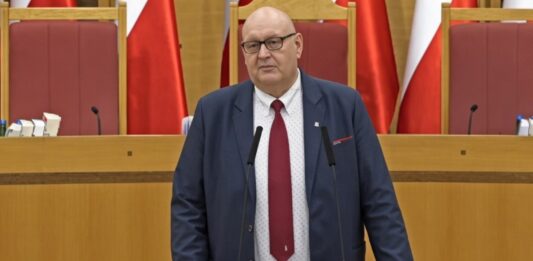 ELIGERE.PL | Prezes TK Bogdan Święczkowski poinformował, że Maciej Berek pozostanie odsunięty od orzekania do momentu, aż prezydent potwierdzi, czy uznaje złożone przez niego ślubowanie za dokonane w jego obecności. Foto: YT (screen)