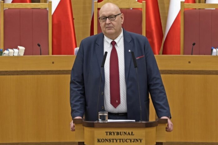 swieczkowski_nowy_ok ELIGERE.PL | Prezes TK Bogdan Święczkowski poinformował, że Maciej Berek pozostanie odsunięty od orzekania do momentu, aż prezydent potwierdzi, czy uznaje złożone przez niego ślubowanie za dokonane w jego obecności. Foto: YT (screen)