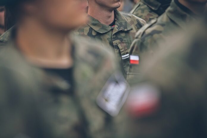 ELIGERE.PL | Wśród wyborców obozu rządzącego przeciw przywróceniu obowiązkowej służby wojskowej opowiedziało się 51 proc., a za 40 proc., przy 9 proc. niezdecydowanych. Zdjęcie ilustracyjne: polska armia. Foto: Pixabay
